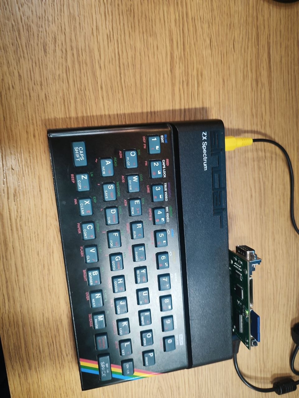 ZX Spectrum с подключёнными кабелями и дополнительной платой после самодельной модернизации или ремонта